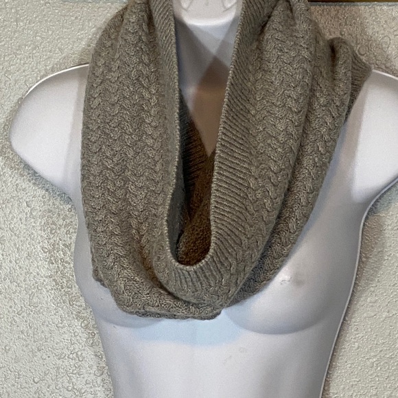 todd & duncan Accessories - Todd & Duncan 100% Cashmere Heather Gray Knit Infinity Scarf
